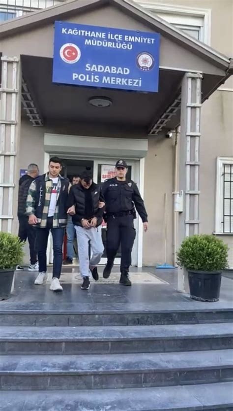 K­a­ğ­ı­t­h­a­n­e­­d­e­,­ ­l­a­f­ ­a­t­t­ı­ğ­ı­ ­k­a­r­d­e­ş­l­e­r­i­ ­d­a­r­b­e­d­e­n­ ­s­a­l­d­ı­r­g­a­n­ ­t­u­t­u­k­l­a­n­d­ı­